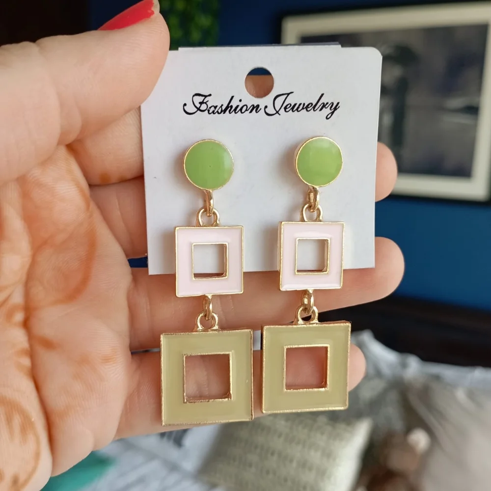 ♥️ Retro 70s Chic Earrings - Picture 2 of 10